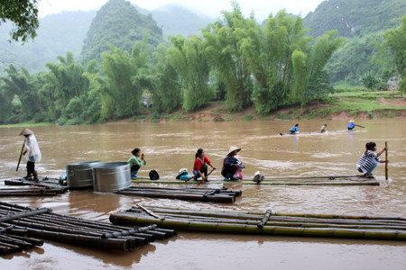 Lật bè mảng, ba học sinh chết đuối thương tâm