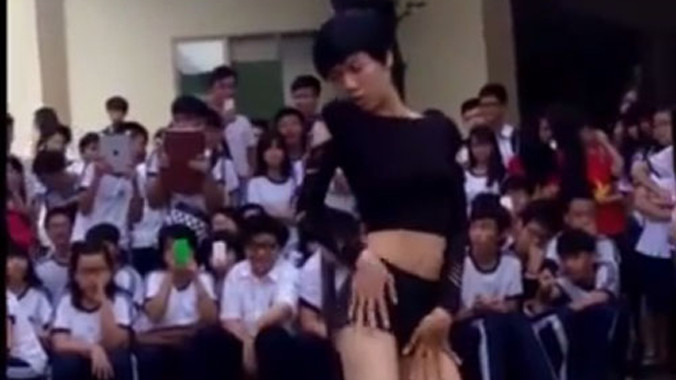 Nhiều học sinh dùng các thiết bị điện tử ghi lại hình ảnh phản cảm này. Ảnh: chụp lại từ clip