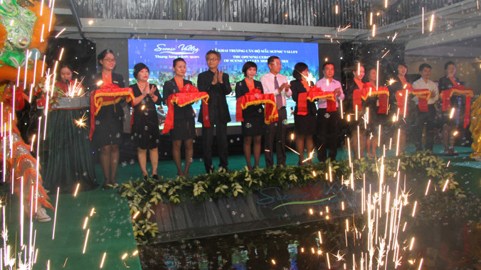 Cắt băng khai trương nhà mẫu Scenic Valley