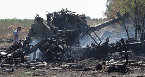 Một khẩu pháo bị phá hủy ở ngoại ô thành phố Mariupol hôm qua. Ảnh: Reuters