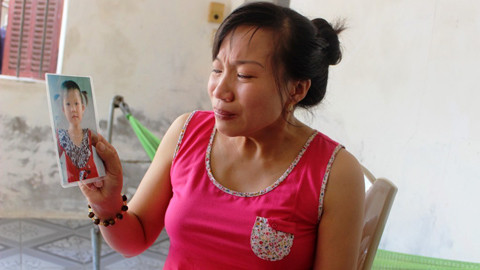 Chị Đặng Thị Hoài Thu đau đớn khi nói về sự mất tích bí ẩn của cô con gái 3 tuổi.