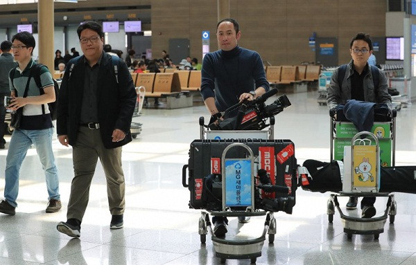 Phóng viên Hàn Quốc trên đường sang Triều Tiên. 