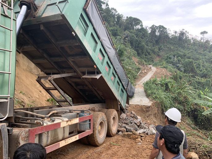 Đang nỗ lực thông đường 71 để tìm kiếm các nạn nhân mất tích trong Rào Trăng 3. Ảnh: NLĐ