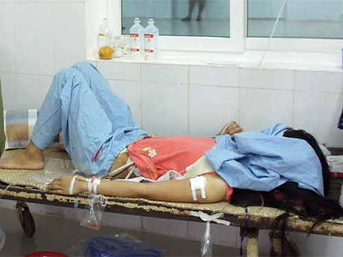 Còn một số mảnh đạn nằm ở tay chị Chung chưa thể phẫu thuật để lấy ra do sức khỏe chị còn yếu. Ảnh: Phạm Đức.