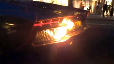 Siêu xe Aventador 'tự thiêu'