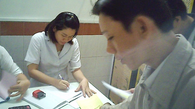 Cò Hải dẫn bệnh nhân vào phòng khám số 8. Ảnh cắt từ clip: Ngô Đào