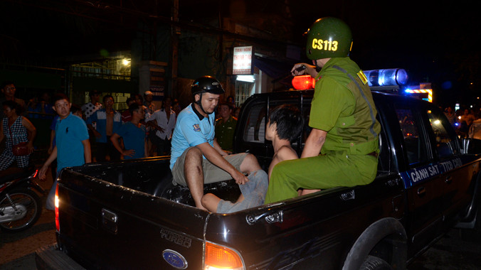 Đối tượng Tuấn bị cảnh sát khống chế bắt giữ. Ảnh: Việt Văn.