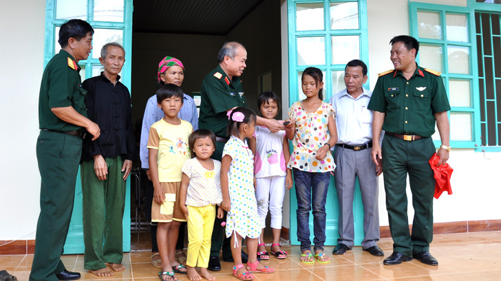 Thiếu tướng Lê Đức Thọ trao chìa khóa nhà cho cháu Dinh. Ảnh: Thiên Thảo