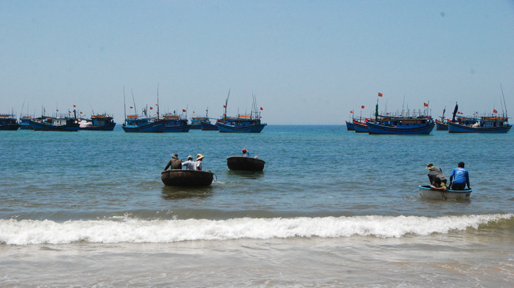 Làng chài Hòa Thanh, Tam Quan lại ra khơi. Ảnh: XB