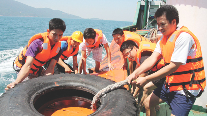 Các đoàn viên chi đoàn tàu kiểm ngư HP-926 khắc phục thiệt hại sau khi bị tàu Trung Quốc đâm va. Ảnh: C.K