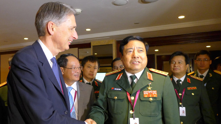 Bộ trưởng Bộ Quốc phòng Việt Nam, Phùng Quang Thanh có cuộc tiếp xúc song phương với Bộ trưởng Quốc phòng Anh, Phillip Hammond. Ảnh: Kim Yến 
