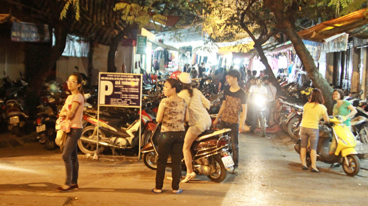 Điểm trông xe đêm tại phố Nam Ngư vừa chiếm dụng lòng đường vừa chặt chém giá