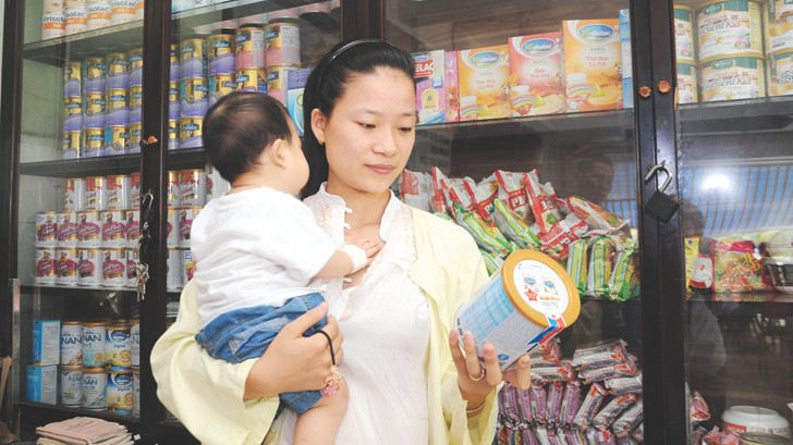 Giá bán lẻ một số sản phẩm sữa giảm giá trước quyết định áp trần. Ảnh: Như Ý