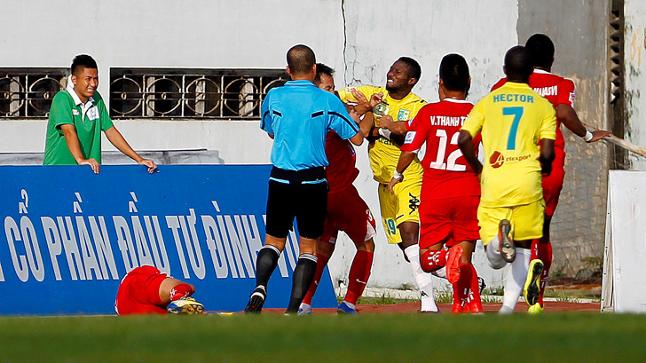 Màn ẩu đả của cầu thủ Hà Nội T&T và Hải Phòng trên sân Lạch Tray chiều 1/6. ảnh VSI