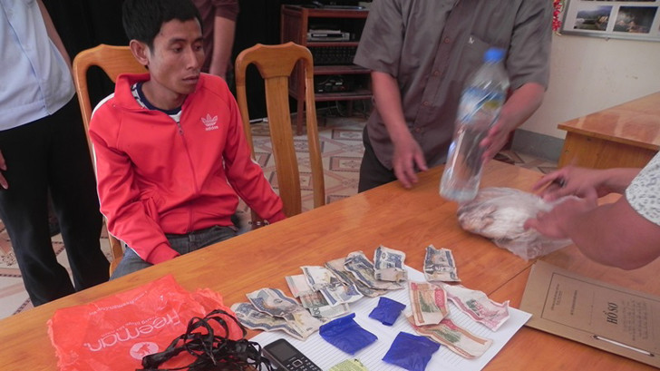 Đối tượng Sỏn cùng tang vật bị bắt giữ 