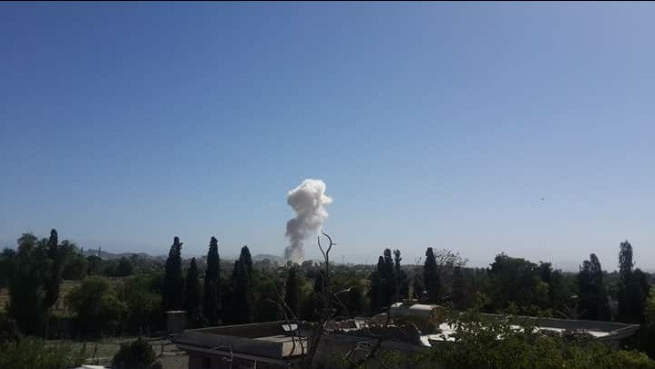 Cột khói bốc lên sau vụ đánh bom tự sát. Ảnh: Twitter