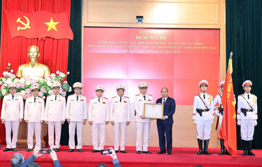 Thủ tướng Nguyễn Xuân Phúc, Chủ tịch Hội đồng Thi đua-công hạng Nhất cho Bộ Công an. (Ảnh: Thống Nhất/TTXVN)