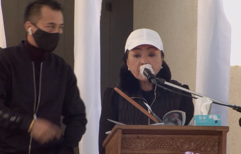 Danh ca Hương Lan khóc nghẹn trong lễ tang nghệ sĩ Chí Tài. 