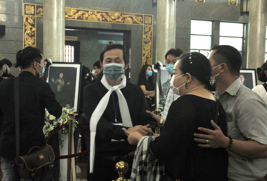Nghệ sĩ Hoài Linh tại tang lễ Chí Tài