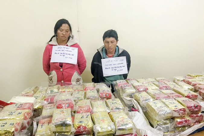 Các đối tượng cùng tang vật bị bắt giữ. Ảnh: Xuân Tư/TTXVN.