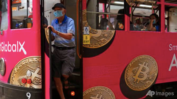 Một xe buýt ở Hong Kong dán quảng cáo cho Bitcoin. (Ảnh: AP)