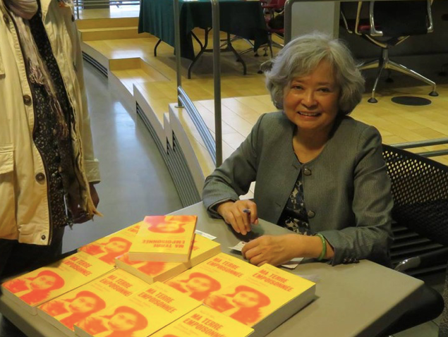 Bà Trần Tố Nga bên cạnh những cuốn tự truyện của mình. (Ảnh: NV)