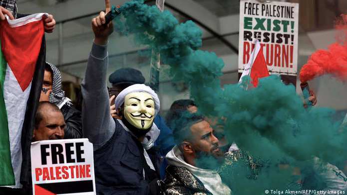 Biểu tình trước đại sứ quán Israel ở London để phản đối các hành động tấn công vào Gaza. (Ảnh: Getty Images)