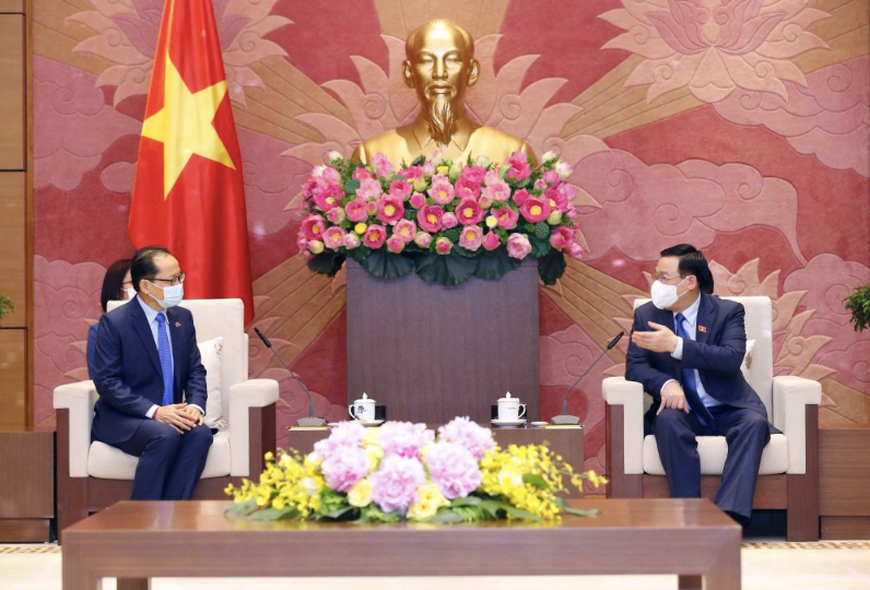 Chủ tịch Quốc hội Vương Đình Huệ (phải) tiếp Đại sứ Campuchia Chay Navuth. (Ảnh: TTXVN)