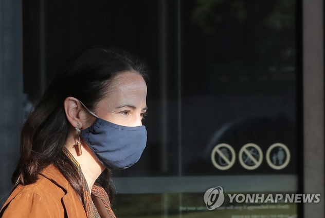 Bà Haines rời khách sạn ở Seoul ngày 12/5. (Ảnh: Yonhap)