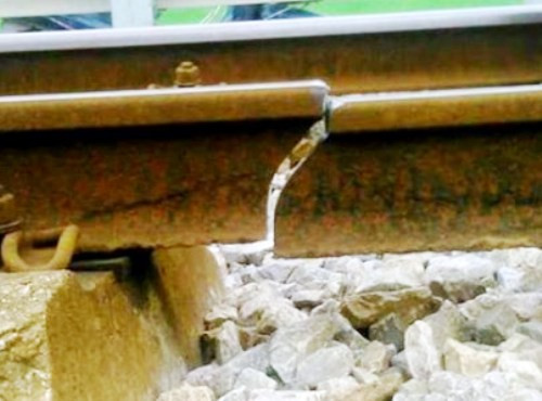 Đoạn ray tàu bị gãy làm đôi tại km 47, cầu 77 gần ga Cẩm Giàng (Hải Dương).