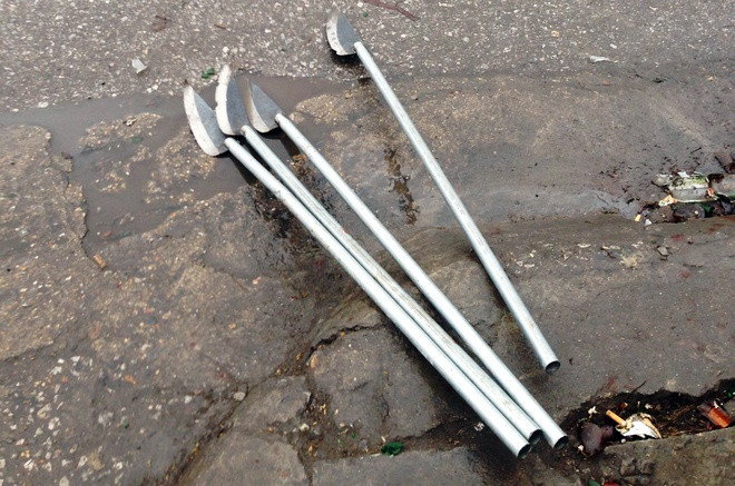 Ống tuýp gắn dao nhọn bị cảnh sát thu giữ sau một vụ án. Ảnh: N.T.