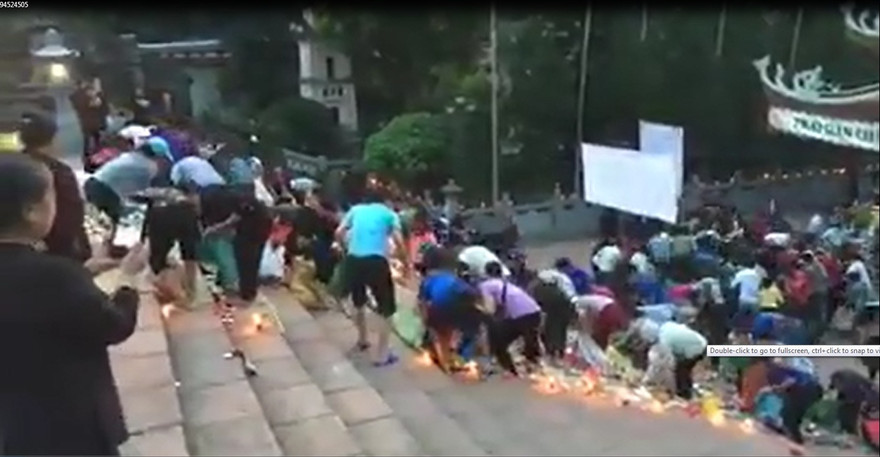 Người dân chen lấn, xô đẩy tranh giành lộc tại lễ Mông Sơn đại thí thực ở chùa Hương