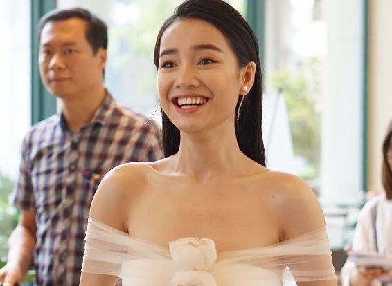 Nhã Phương tươi tắn xuất hiện tại Hà Nội. Ảnh: Bảo Hân