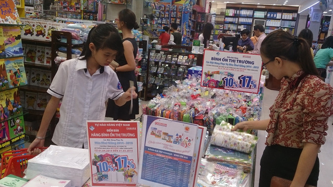 Khách hàng lựa chọn đồ dùng học tập trong chương trình bình ổn giá tại nhà sách Nguyễn Huệ (TPHCM). Ảnh chụp tối 11/8. Ảnh: Đại Dương