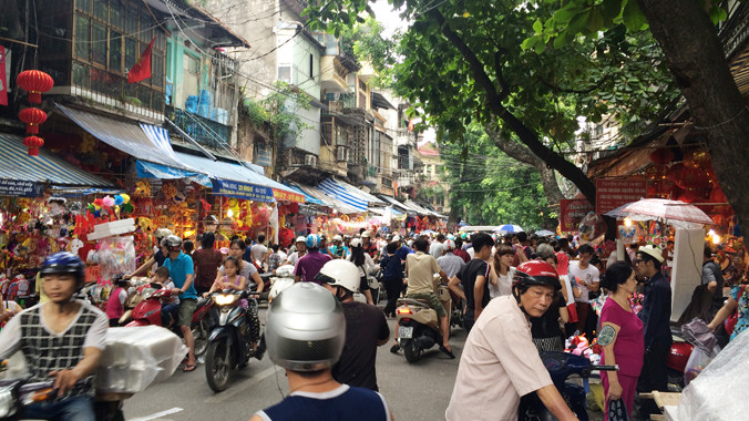 Phố Hàng Mã đông nghẹt người. Ảnh: Nguyễn Tú