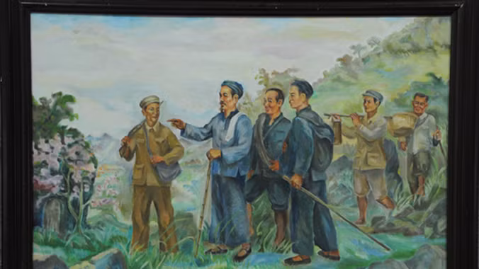 Bức tranh Bác Hồ về nước của họa sĩ Trịnh Phòng. Ông Phạm Văn Lộc, người gánh va ly