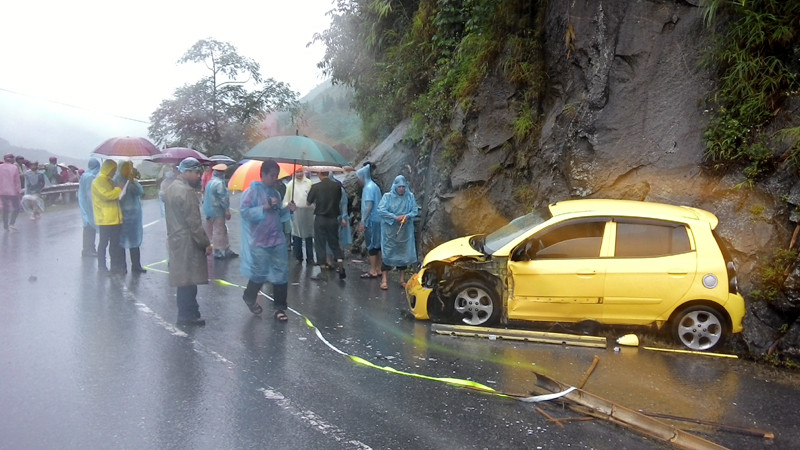 Lực lượng chức năng tiến hành kiểm tra hiện trường vụ tai nạn. Ảnh: Tùng Duy
