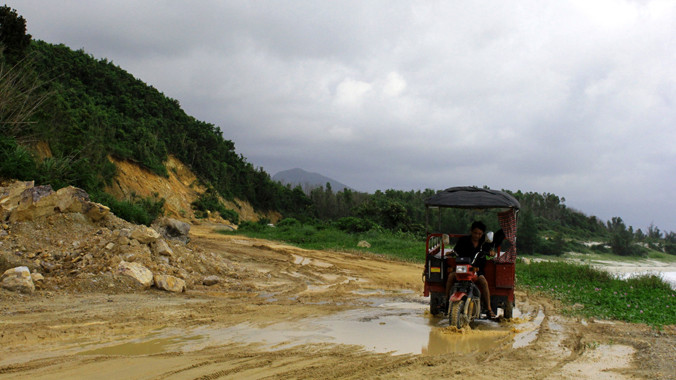 Đường xuyên đảo Minh Châu - Quan Lạn lầy lội, ngổn ngang đất đá