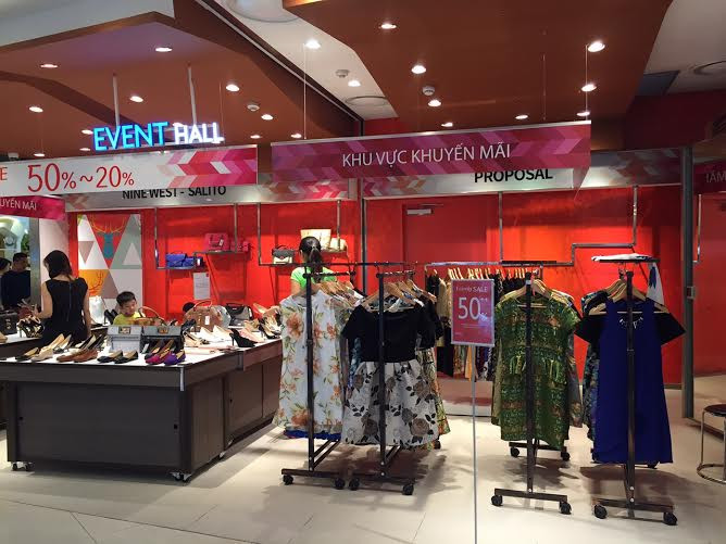Tưng bưng lễ hội áo dài tại Lotte Department Store