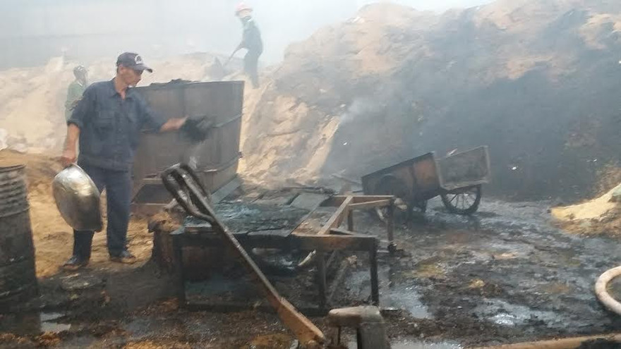 Xưởng gỗ bị thiêu rụi