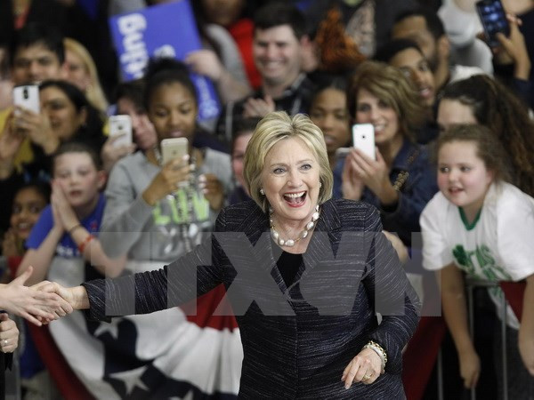 Ứng cử viên Hillary Clinton phát biểu trong cuộc vận động tranh cử ở Cleveland, bang Ohio. (Nguồn: AFP/TTXVN) 