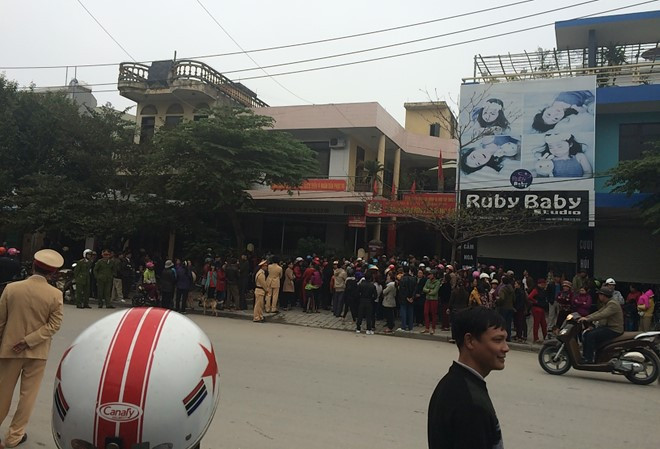 Người dân vây kín trụ sở công an phường Trường Sơn (Thanh Hóa) ngày 5/3. Ảnh:N.D