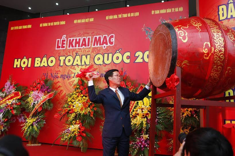 Đồng chí Võ Văn Thưởng, Ủy viên Bộ Chính trị, Trưởng Ban Tuyên giáo Trung ương, đánh trống khai mạc Hội báo chí toàn quốc 2016