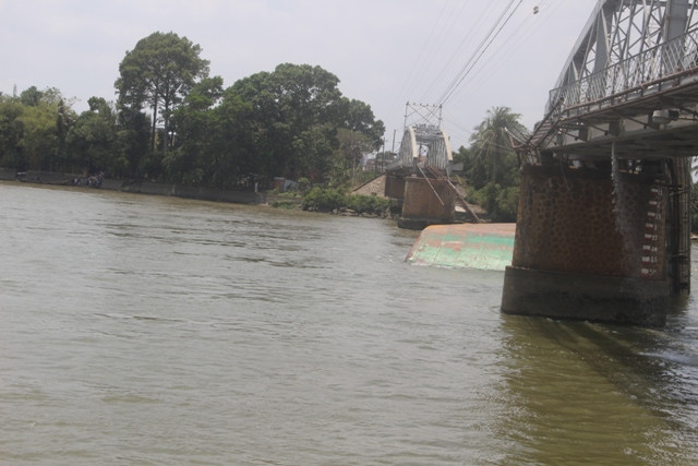 Sàn lan 800 tấn chở cát, sỏi gây tai nạn làm sập cầu Ghềnh 