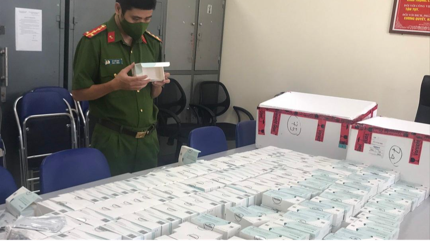 Lô hàng kit test nhanh COVID-19 bị thu giữ. Ảnh: Công an cung cấp.