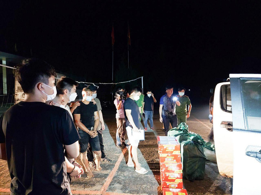 Công an kiểm tra phát hiện số lượng lớn pháo hoa nổ.