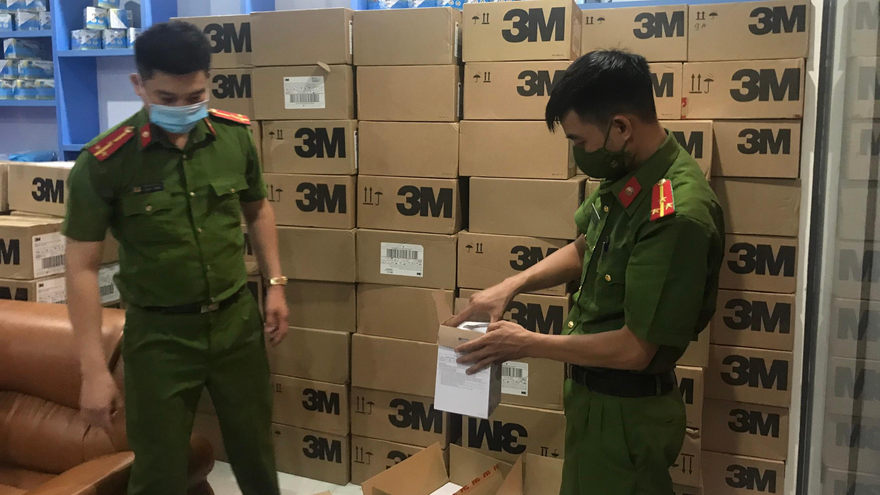 Thu giữ 20 nghìn khẩu trang 3M nghi bị làm giả