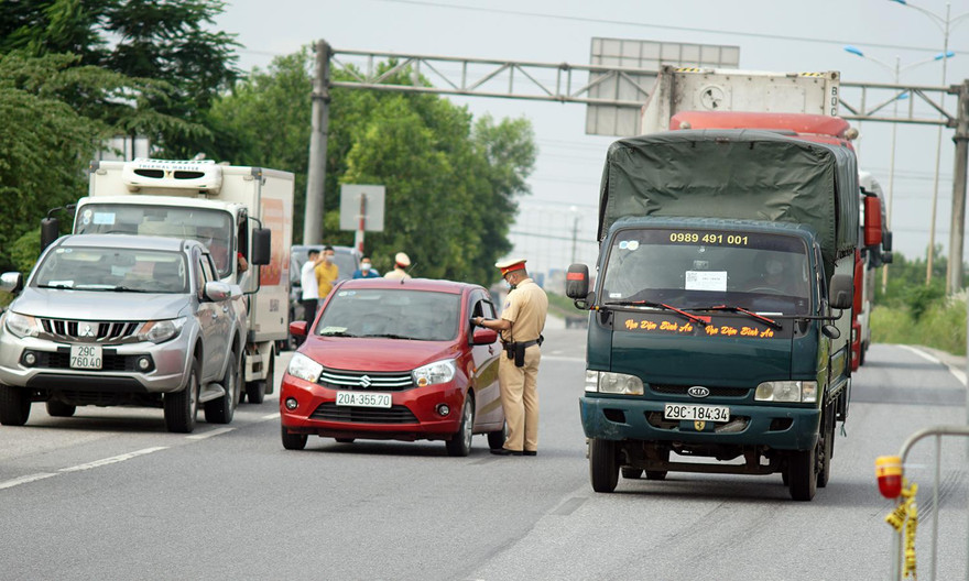 CSGT tại chốt kiểm soát dịch kiểm tra giấy tờ người đi đường.