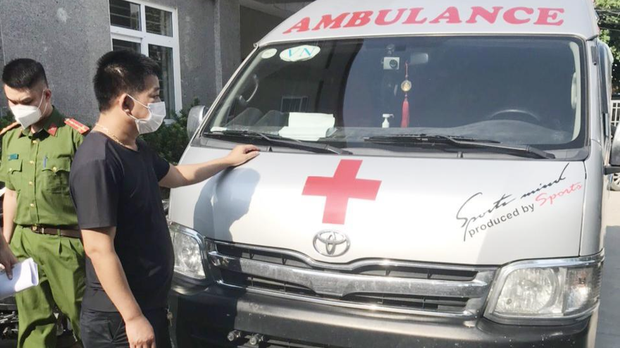 Tài xế và chiếc xe cứu thương đưa về trụ sở công an. Ảnh: Y.H