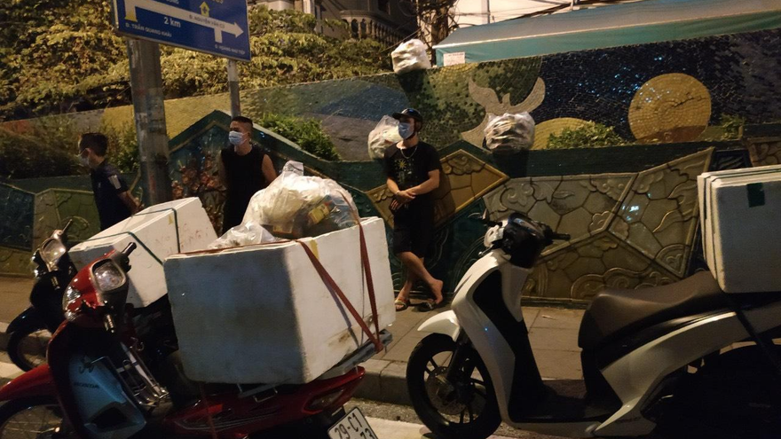 Người dân trèo đê ra vào khu vực phong toả bị phát hiện.